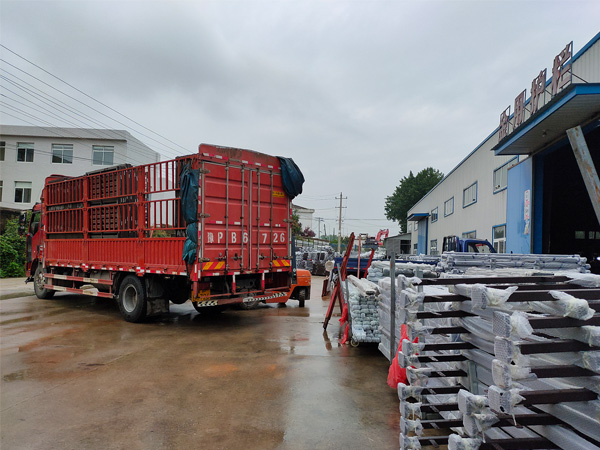 2020年7月15日上午鋁合金百葉窗產(chǎn)品裝車(chē)發(fā)貨! 2020年7月15日上午鋁合金百葉窗產(chǎn)品裝車(chē)發(fā)貨!