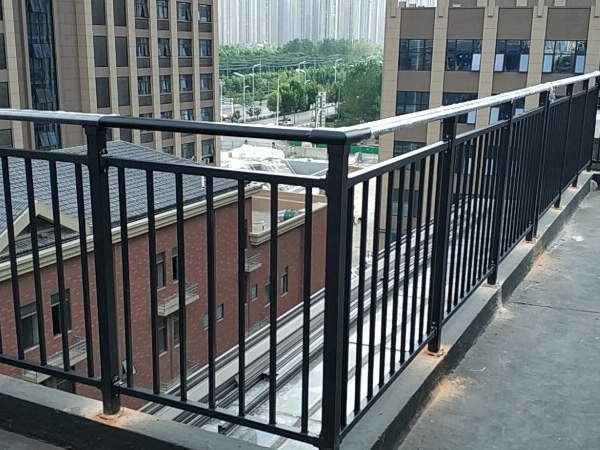 選購(gòu)陽(yáng)臺(tái)護(hù)欄有哪些注意事項(xiàng)？