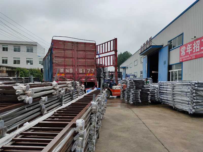 金用護欄2020年7月17日下午鋅鋼玻璃護欄產品裝車發貨！