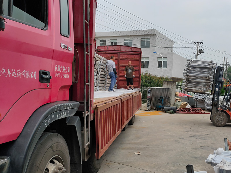 金用護欄2020年7月26日陽臺玻璃護欄裝車發貨！