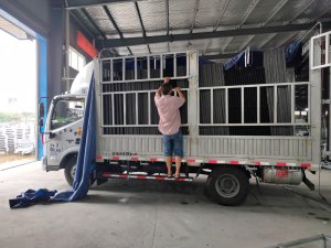 金用護(hù)欄2020年7月27日鋁合金百葉窗裝車發(fā)貨！