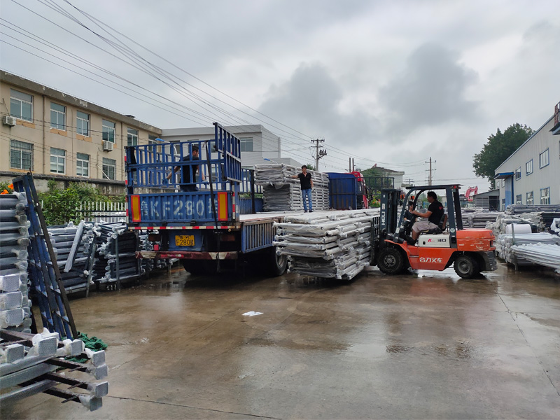 金用護(hù)欄2020年7月28日鋅鋼陽(yáng)臺(tái)玻璃護(hù)欄裝車(chē)發(fā)貨！