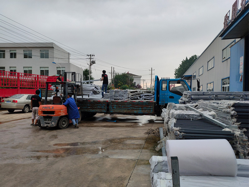 金用護欄2020年7月28日鋅鋼玻璃護欄裝車發貨！