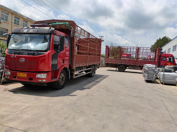 金用護欄2020年8月4日鋁合金百葉窗裝車發貨！