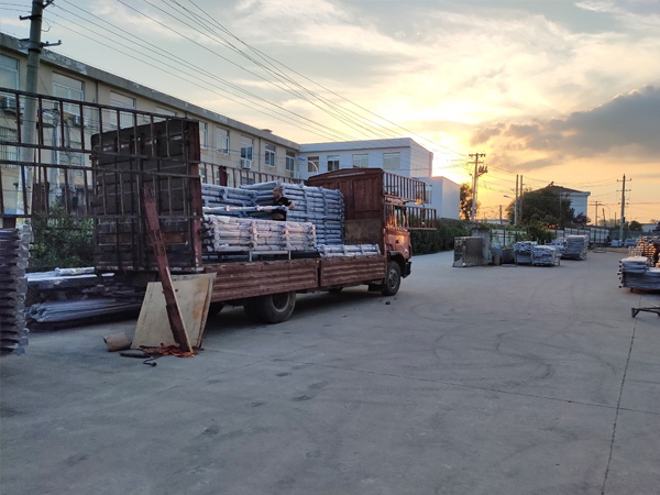 金用護(hù)欄2020年8月4日鋅鋼陽(yáng)臺(tái)玻璃護(hù)欄裝車發(fā)貨！