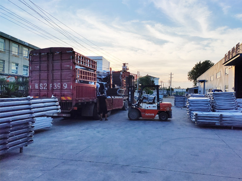 金用護(hù)欄2020年8月16日鋅鋼陽臺(tái)護(hù)欄裝車發(fā)貨! 金用護(hù)欄2020年8月16日鋅鋼陽臺(tái)護(hù)欄裝車發(fā)貨!