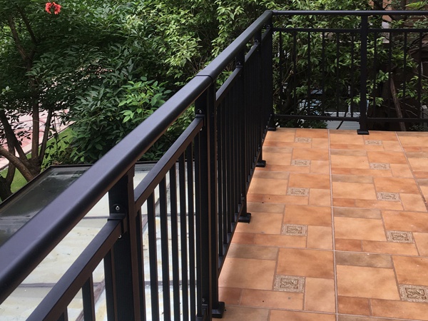 陽(yáng)臺(tái)護(hù)欄承重抗壓荷載規(guī)范要求