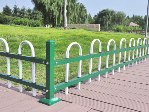 圍欄和圍墻護(hù)欄一樣嗎？看過這里你就知道了！