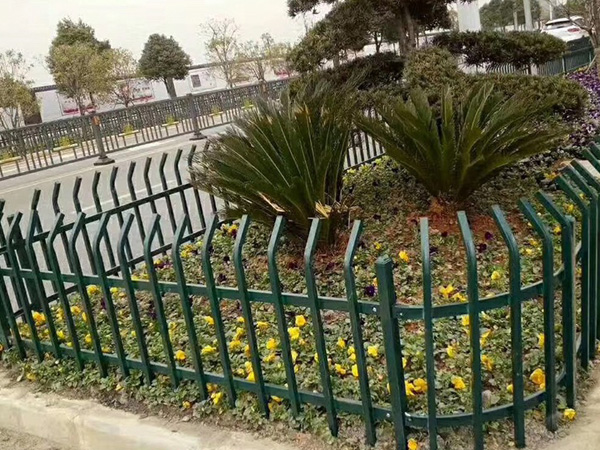 鋅鋼圍欄和鐵藝圍欄哪個好？看過這里你就清楚了！