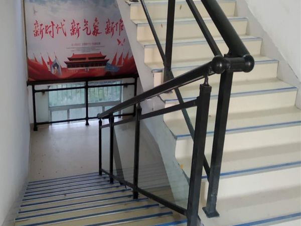 定制建筑工程樓梯扶手，從這兩款中選擇省心又省錢！