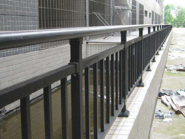 鋅鋼護欄多少錢一平方米？