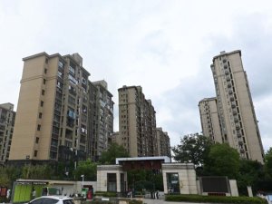 揚(yáng)州聯(lián)發(fā)君悅?cè)A府小區(qū)空調(diào)欄桿、樓梯扶手定制