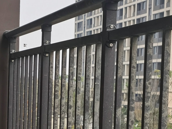 陽臺護欄定制多少錢一米？