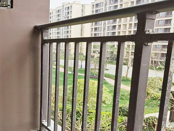 陽(yáng)臺(tái)護(hù)欄在哪家定做最便宜？