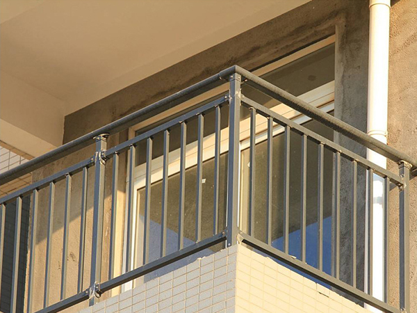 陽(yáng)臺(tái)欄桿哪種材料做的性?xún)r(jià)比高？