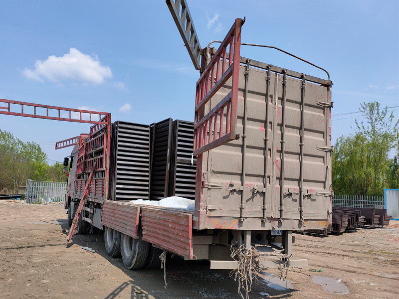 金用護(hù)欄2021年4月8日鋅鋼百葉窗發(fā)貨！