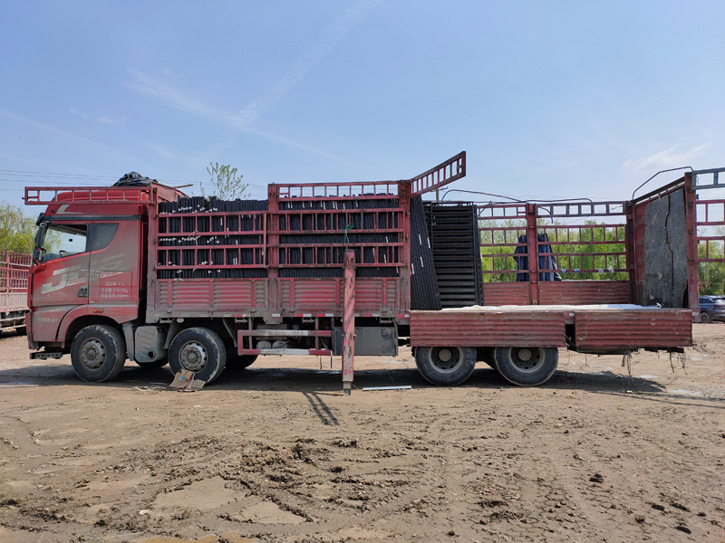 金用護(hù)欄2021年4月8日鋅鋼百葉窗發(fā)貨！