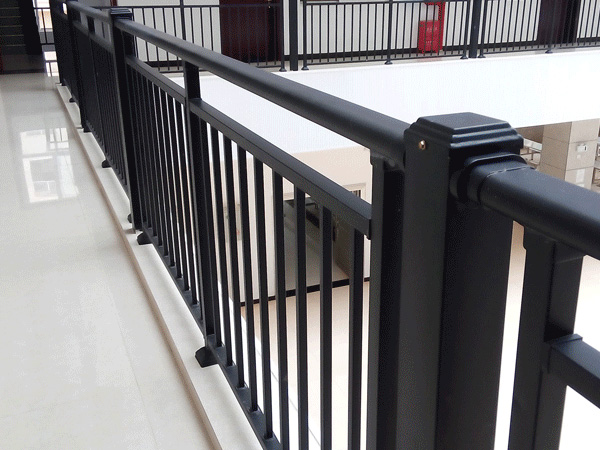 快速辨別鋅鋼護(hù)欄質(zhì)量好壞的兩個(gè)方法