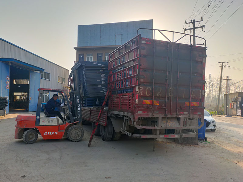 金用護(hù)欄2021年12月4日鋅鋼百葉窗裝車發(fā)貨！