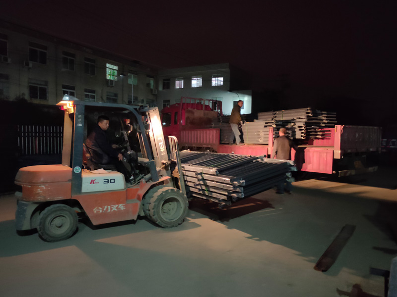 金用護欄2021年12月8日鋅鋼陽臺欄桿裝車發貨！