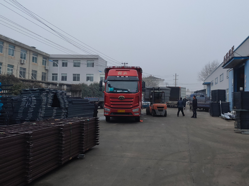 金用護欄2021年12月30日鋅鋼百葉窗裝車發貨！