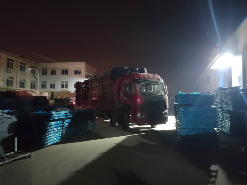 金用護欄2022年1月7日鋅鋼連廊欄桿裝車發貨！