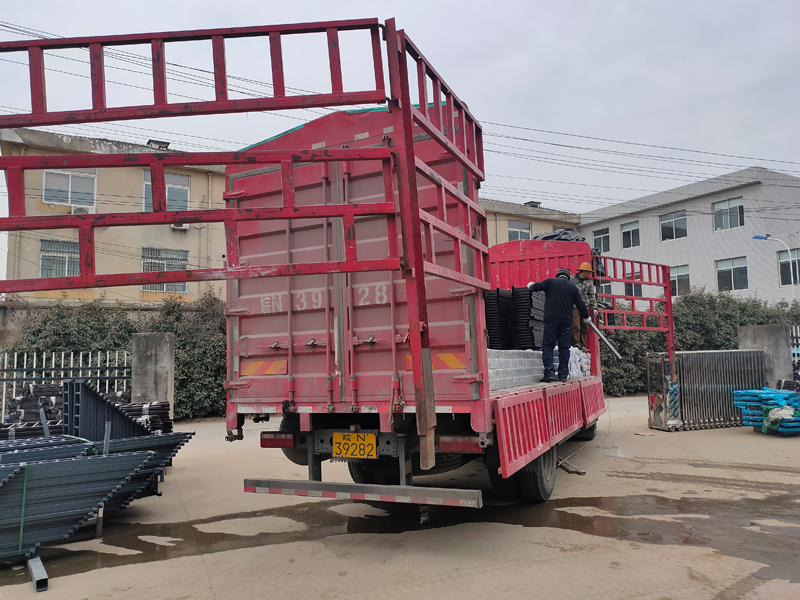  金用護(hù)欄2022年1月18日鋅鋼飄窗欄桿裝車(chē)發(fā)貨！