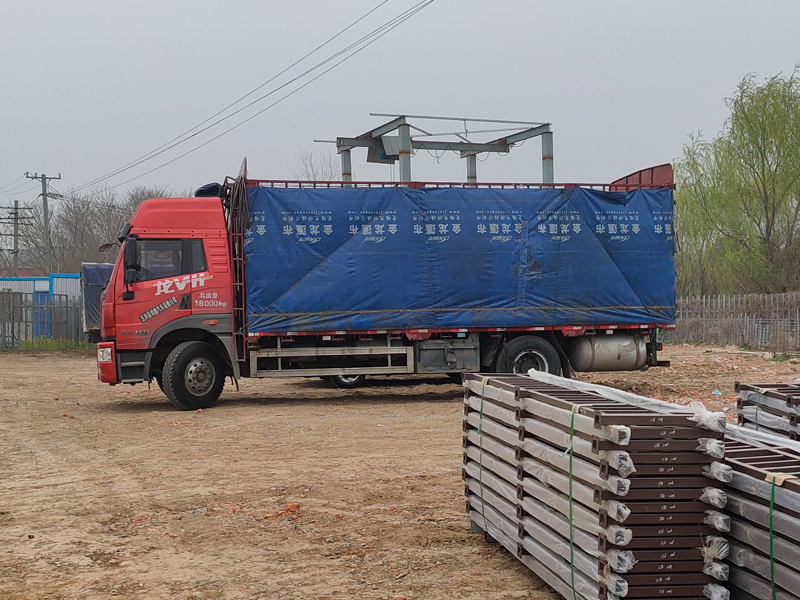 金用護(hù)欄2022年3月14日鋅鋼連廊欄桿裝車發(fā)貨！