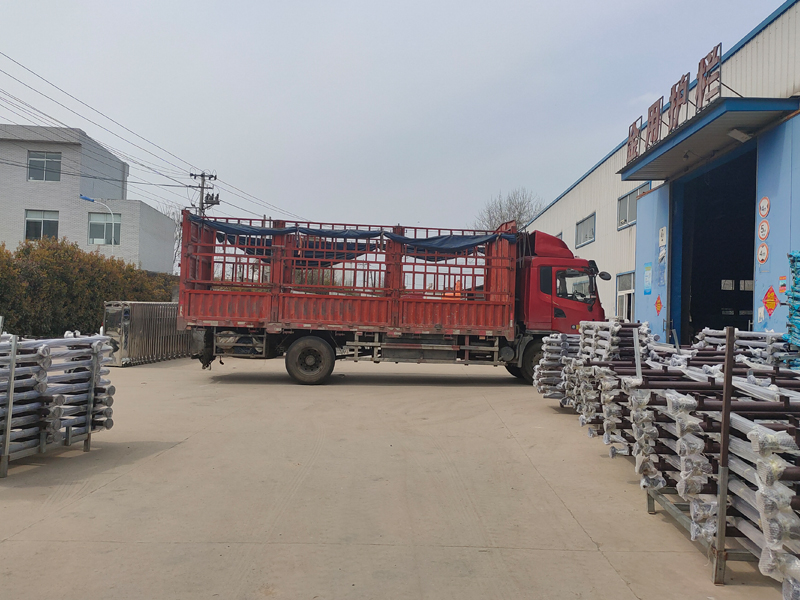 金用護欄2022年3月17日鋅鋼玻璃欄桿裝車發貨！