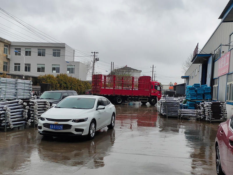 金用護(hù)欄2022年3月18日鋅鋼玻璃欄桿裝車(chē)發(fā)貨！