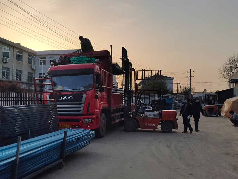 金用護(hù)欄2022年3月31日鋅鋼陽(yáng)臺(tái)護(hù)欄裝車發(fā)貨! 金用護(hù)欄2022年3月31日鋅鋼陽(yáng)臺(tái)護(hù)欄裝車發(fā)貨!