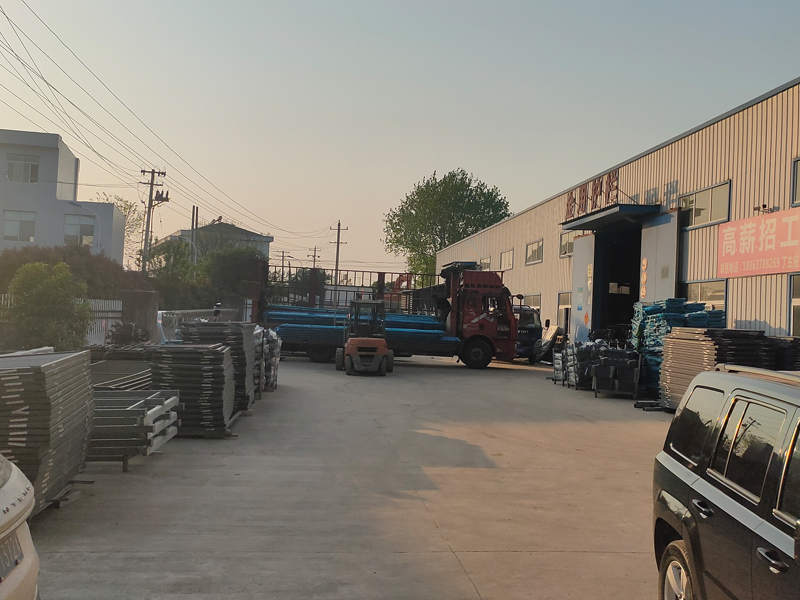 金用護欄2022年4月11日鋅鋼組裝欄桿裝車發貨！