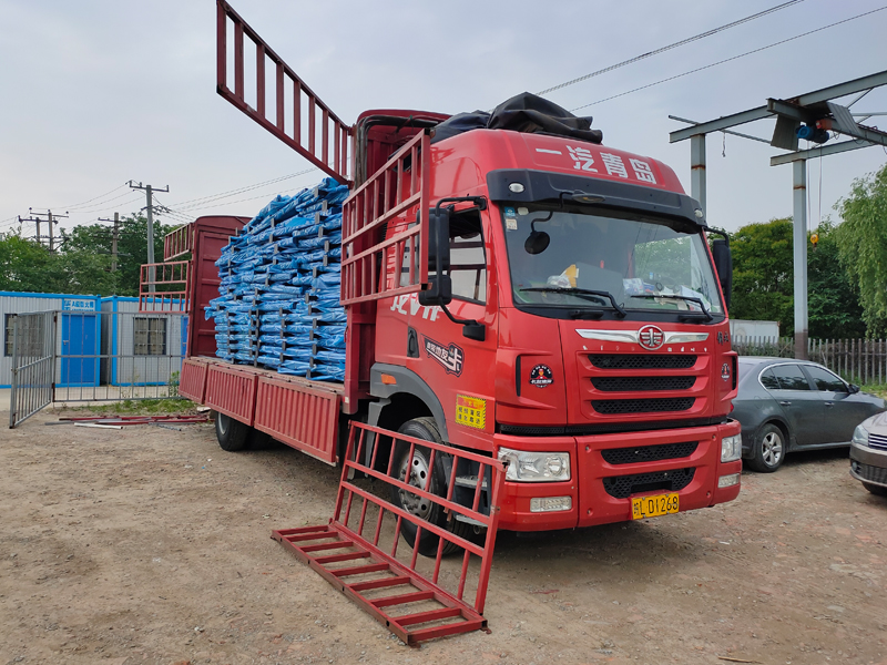 金用護欄2022年5月16日鋅鋼陽臺護欄裝車發貨！