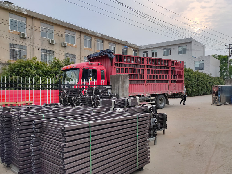 金用護欄2022年5月24日鋅鋼百葉窗裝車發貨！