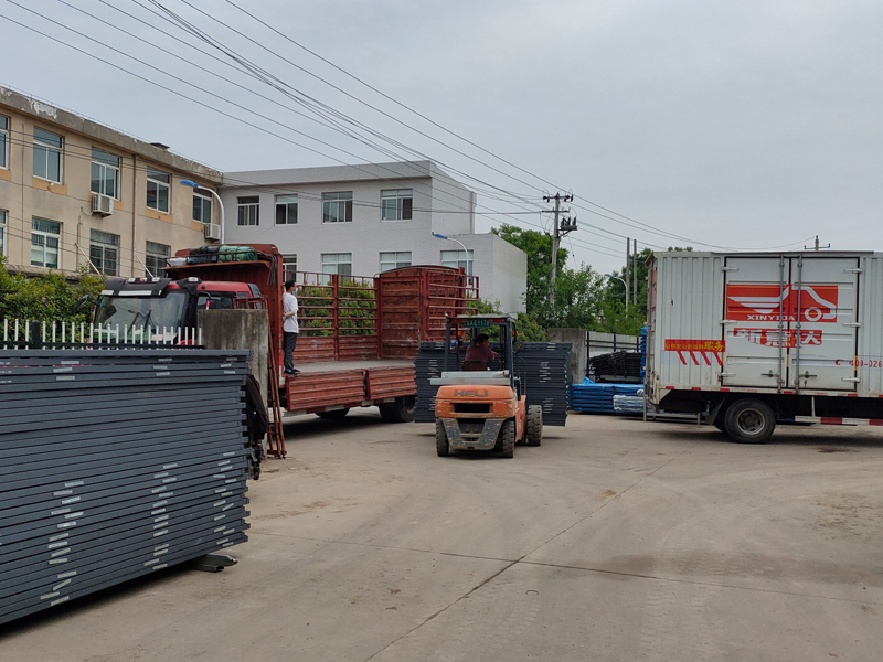 金用護(hù)欄2022年5月26日鋅鋼百葉窗裝車發(fā)貨! 金用護(hù)欄2022年5月26日鋅鋼百葉窗裝車發(fā)貨!