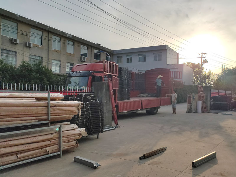 金用護欄2022年6月14日鋅鋼飄窗護欄裝車發貨！