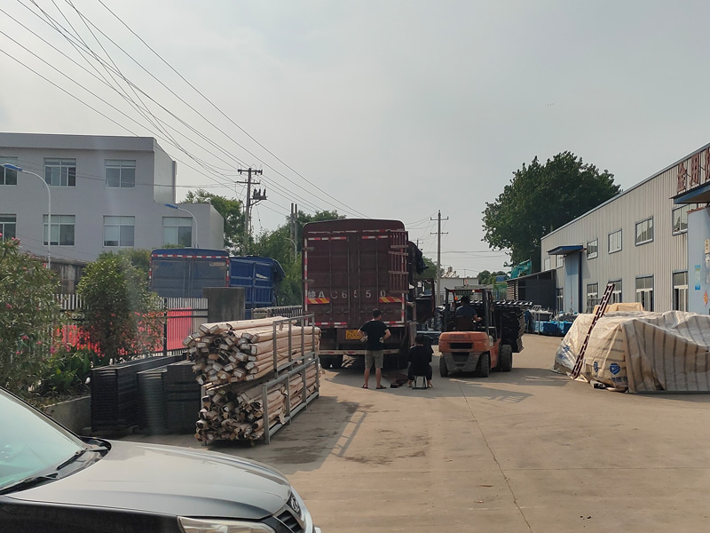 金用護(hù)欄2022年6月18日鋅鋼百葉窗裝車發(fā)貨！