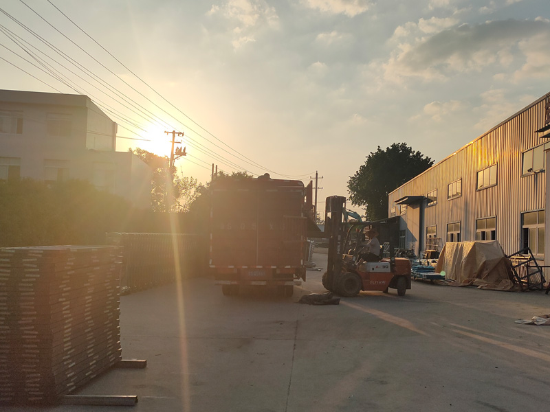 金用護欄2022年6月22日鋅鋼百葉窗裝車發貨！