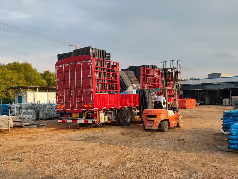 金用護欄2022年7月21日鋅鋼百葉窗裝車發貨！