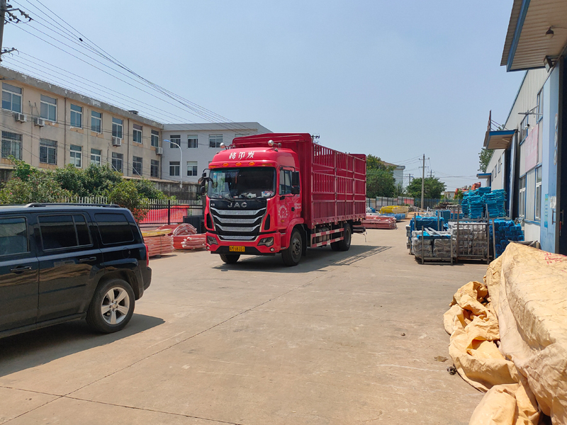 金用護(hù)欄2022年8月4日鋅鋼飄窗欄桿裝車發(fā)貨！