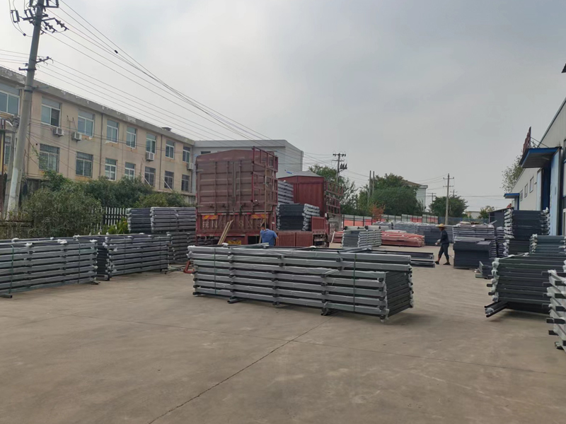 金用護欄2022年8月26日鋅鋼護欄裝車發貨！