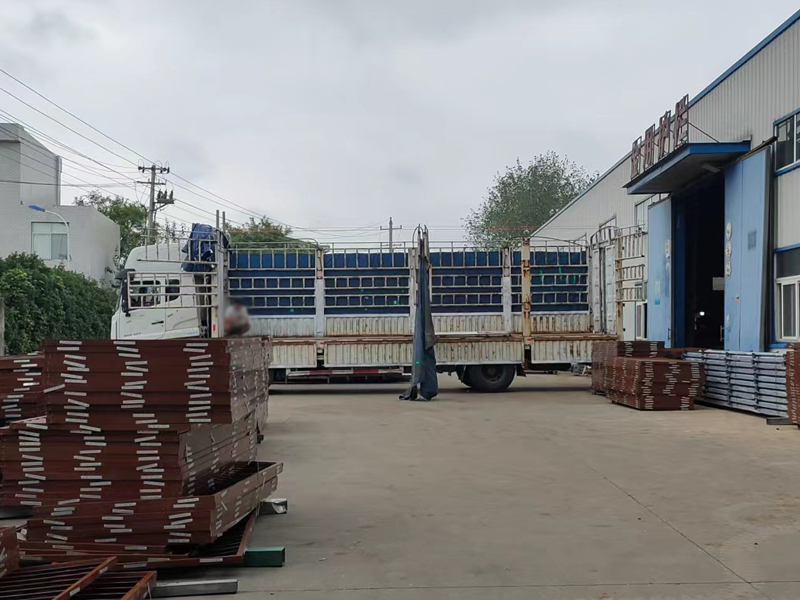 金用護欄2022年9月1日鋁合金百葉窗裝車發貨！