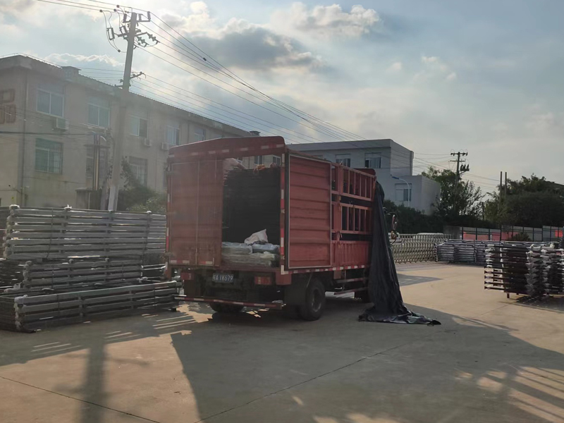 金用護(hù)欄2022年9月16日鋅鋼圍墻護(hù)欄裝車發(fā)貨！