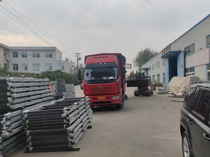 金用護欄2022年9月28日鋅鋼百葉窗裝車發(fā)貨！