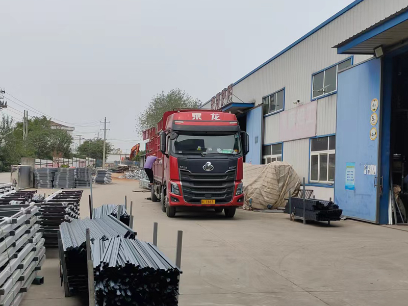 金用護欄2022年10月9日鋅鋼玻璃欄桿裝車發貨！