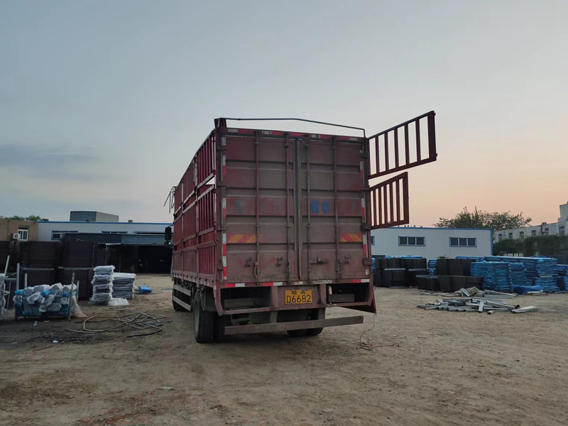 金用護(hù)欄2022年10月20日鋅鋼飄窗欄桿裝車發(fā)貨！