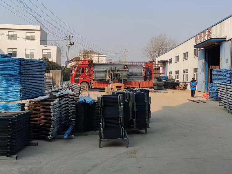 金用護(hù)欄2022年12月27日鋅鋼連廊欄桿裝車發(fā)貨！