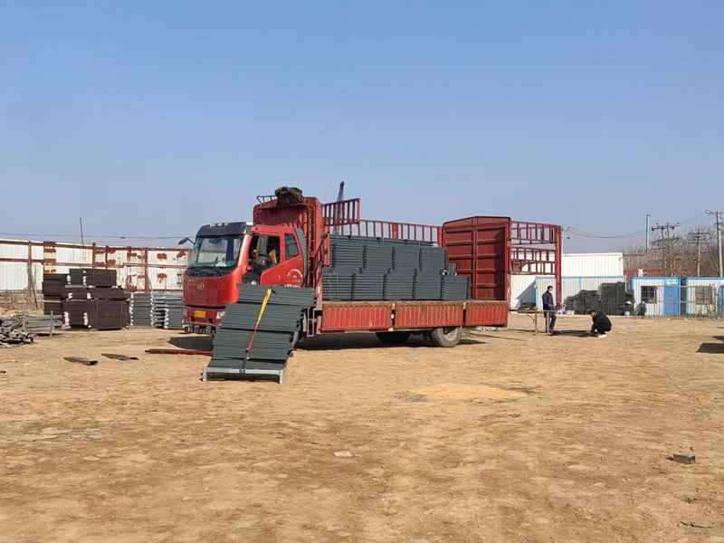 金用護(hù)欄2023年1月4日鋅鋼護(hù)窗欄桿裝車發(fā)貨！