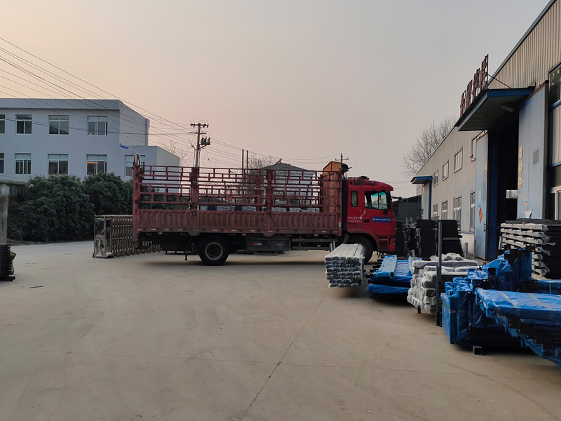 金用護(hù)欄2023年3月1日鋅鋼護(hù)窗欄桿裝車發(fā)貨！