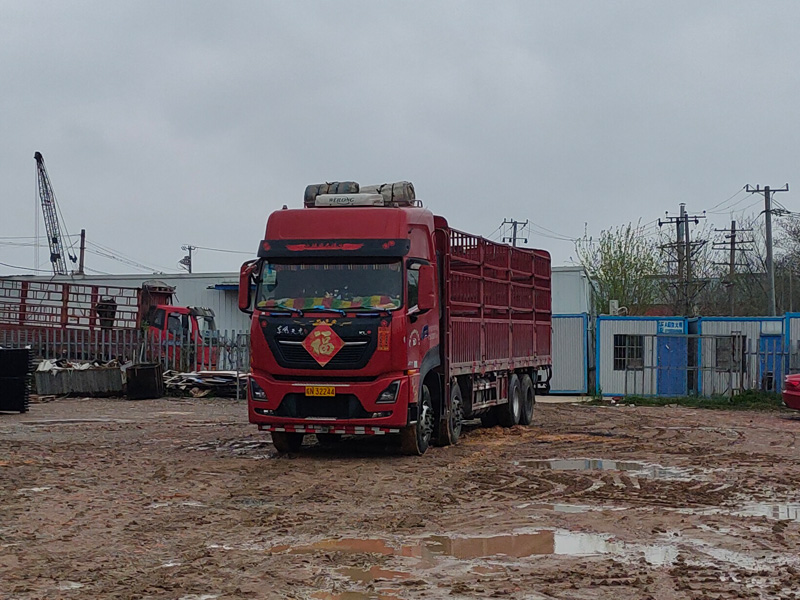 金用護欄2023年4月4日鋅鋼連廊欄桿裝車發(fā)貨！